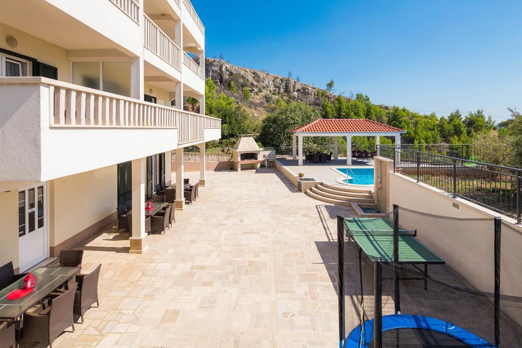 Beachfront Apartments Lara Omiš Eksteriør billede