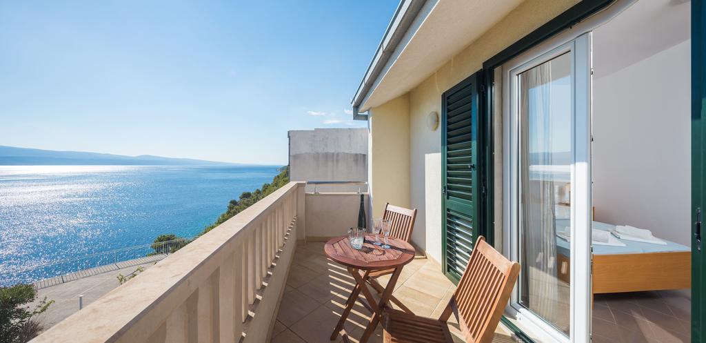 Beachfront Apartments Lara Omiš Eksteriør billede