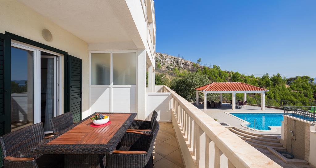 Beachfront Apartments Lara Omiš Eksteriør billede
