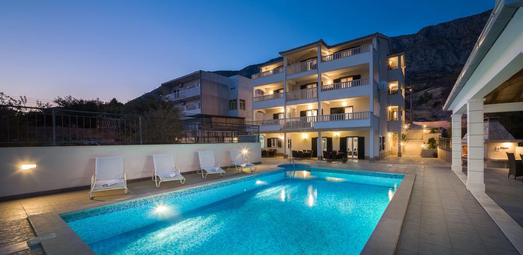 Beachfront Apartments Lara Omiš Eksteriør billede