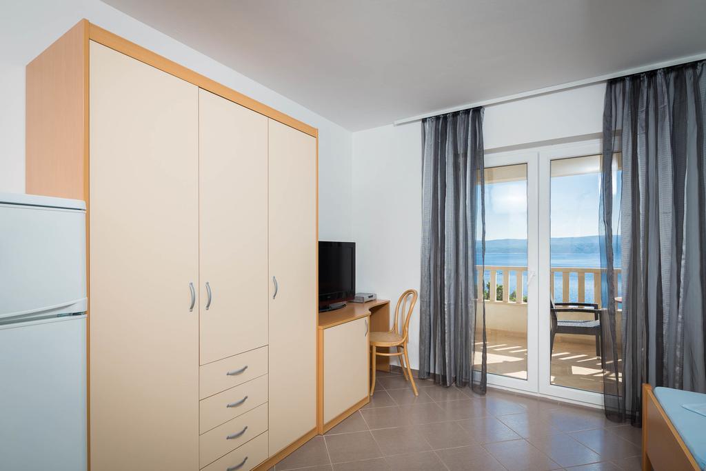 Beachfront Apartments Lara Omiš Eksteriør billede