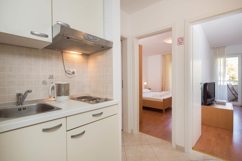Beachfront Apartments Lara Omiš Eksteriør billede