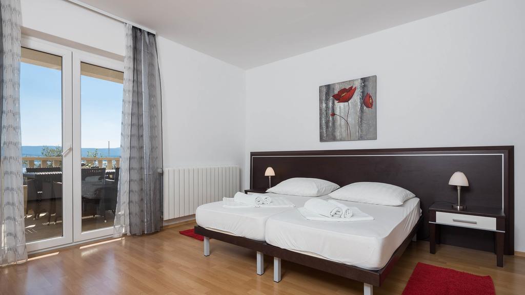 Beachfront Apartments Lara Omiš Eksteriør billede