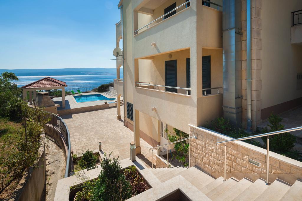 Beachfront Apartments Lara Omiš Eksteriør billede