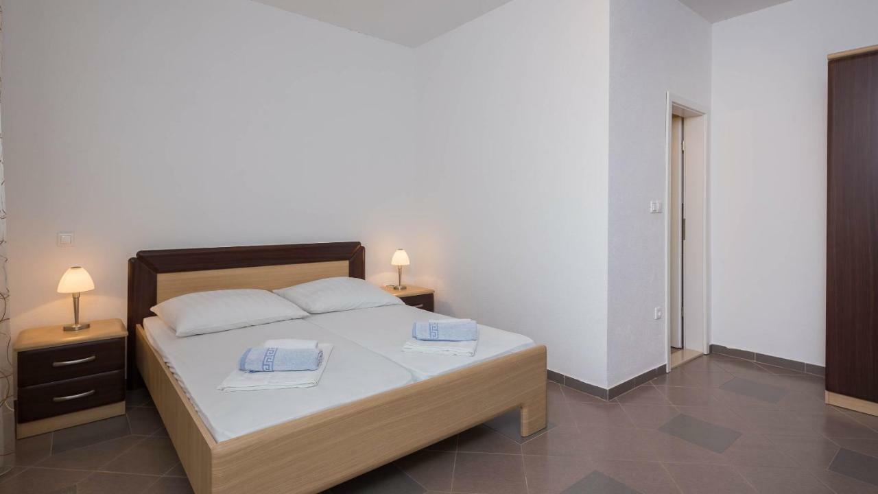 Beachfront Apartments Lara Omiš Værelse billede